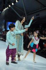 Kids walk the ramp for Payal Singhal Show at Kids Fashion Week day 3 on 19th Jan 2012 (49).JPG